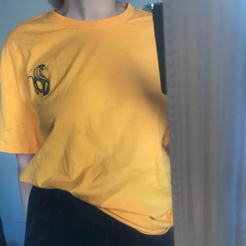 Oanvänd orange t-shirt i storlek L. Hämtas i Göteborg, fraktar inte!!. T-shirts.