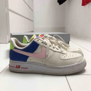  - DÖSNYGGA unika af1s som tyvärr inte kommer till användning. Frakt är inkluderat i priset💚 Jag har vanligtvis storlek 38, och dessa passar mig aningen tajt. Storlek 36,5. 23cm