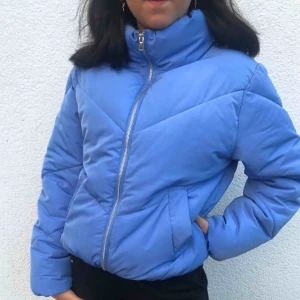  - Snygg blå jacka köpt på h&m. Strl XS men ganska stor i storleken. Jag fraktar!