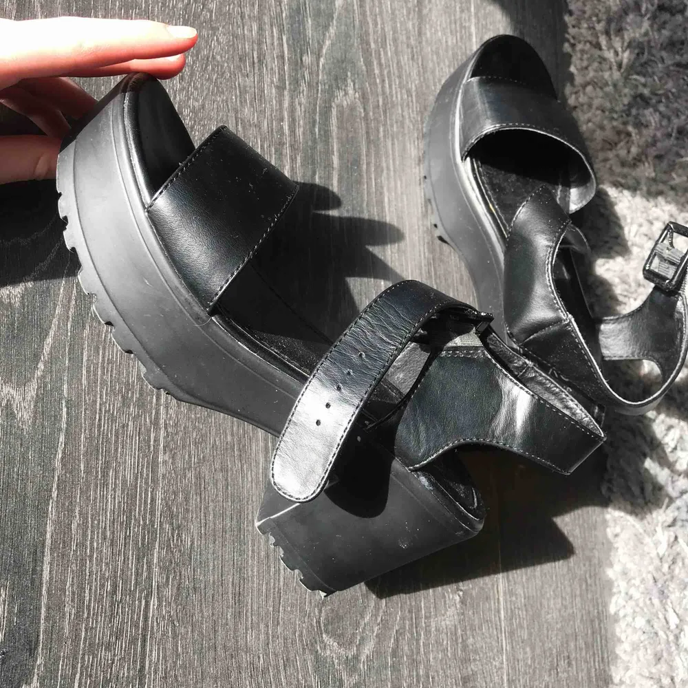Svarta platform skor, använda fåtal gånger och i fint skick, säljer för att de aldrig kommer till användning, köparen står för frakt😇. Skor.