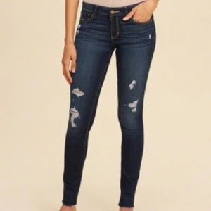  - Jeans från Hollister i storlek 25/32. För små för mig och hittade ingen bild på hur de ser ut på men ungefär som första bilden 🌸
