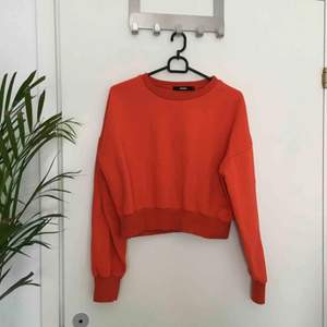 Klarröd/orangeröd tröja från BikBok. Så himla skön!