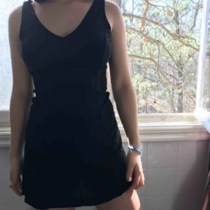  - Jätte och tunn fin klänning i svart.