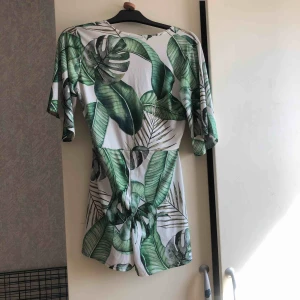  - Oanvänd Playsuit från Boohoo. 