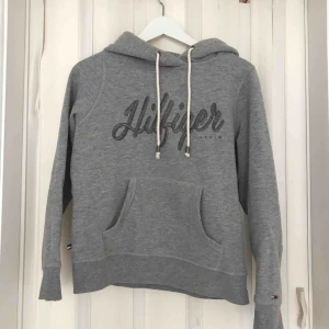  - Jättefin hoddie från Tommy Hilfiger! Lite smått nopprig men absolut inget som märks när man har den på sig! Köparen står för frakten & betalning sker via swish! 💕