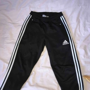  - Helt vanliga Adidasbyxor. Dragkedjor på sidorna. 