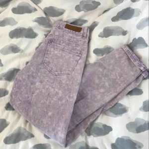  - Lila, stentvättade, raka jeans med hål på knäna. Använda endast en gång. Supersköna och feta!  Köparen står för frakten 🛶
