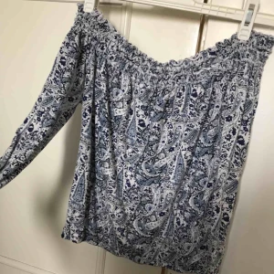  - Somrig off shoulder topp