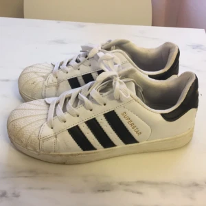  - Adidas superstar använda ett fåtal ggr 💘 Dom går att tvätta av med en trasa ( jag löser det innan dom säljs) 