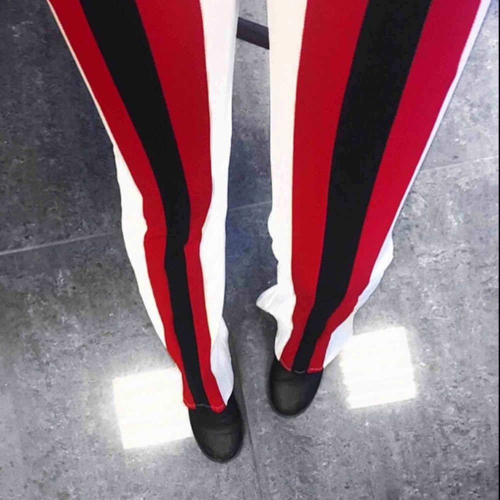 Bootcut byxor från fashion Nova. Vita med marin blåa och röda ränder, är 160cm och längden är perfekt.. Jeans & Byxor.
