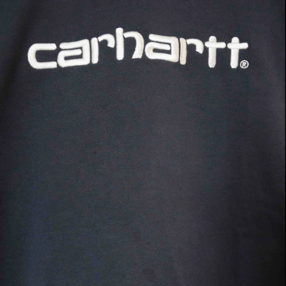 Säljer en Carhartt tröja i färgen navy wax. Suveränt komplement till Paccbet x Carhartt tröjan från SS18!  Size: Large Cond: 9/10 (gott skick utöver en liten fläck på magen, knappt tydlig vid användning). Tröjor & Koftor.