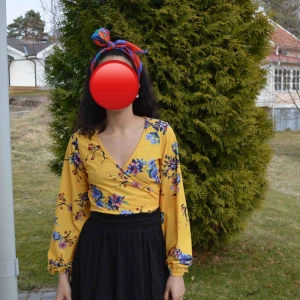  - Gul blommig cropped blus. Frakt tillkommer. 