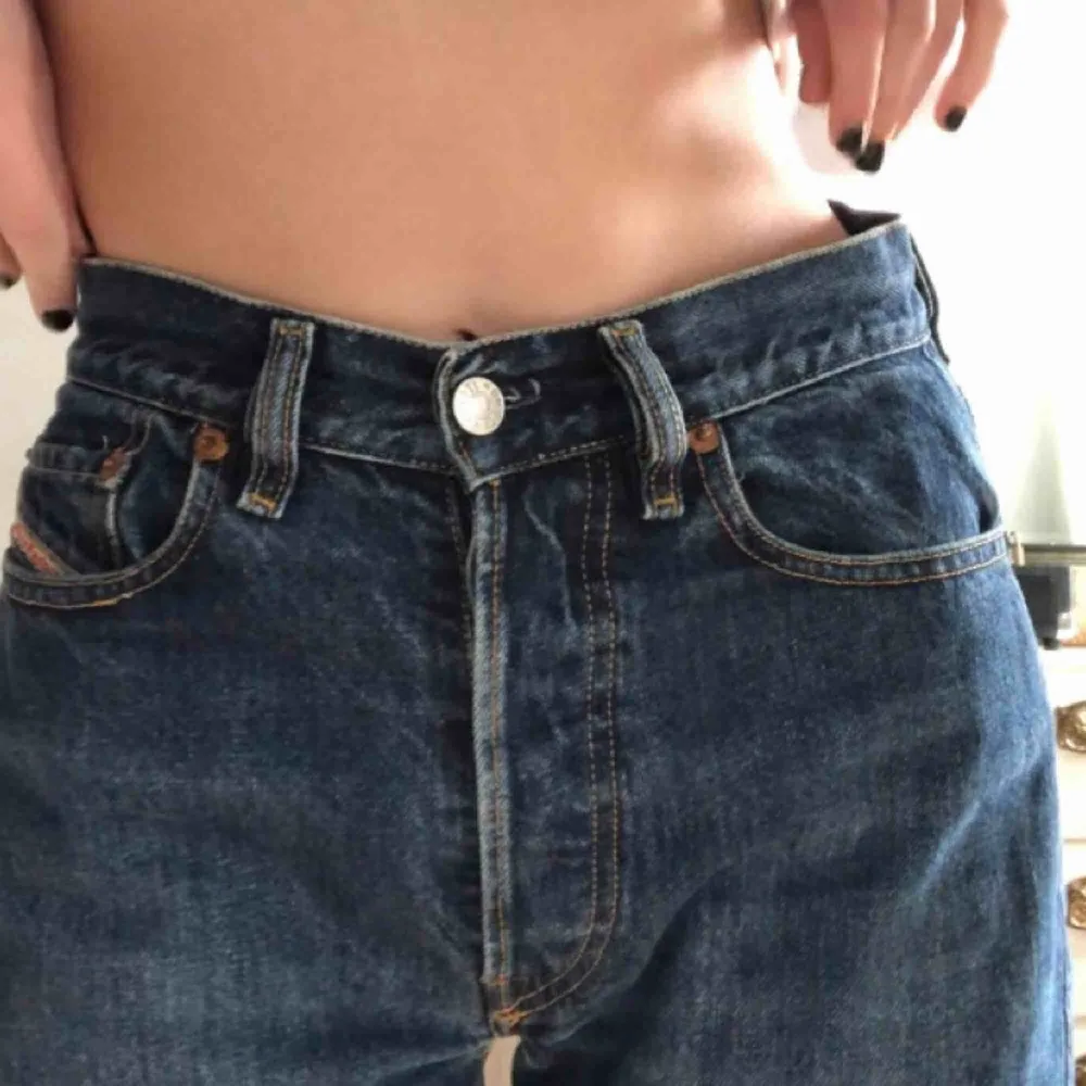 Magiska Diesel jeans!! Säljer då dom inte används så mycket som dom förtjänar </3 superskick! Raka i modellen, mom jeans stuk. Påminner om Levis 501 i passformen! Köparen står för frakten 🍻💓💞💖. Jeans & Byxor.