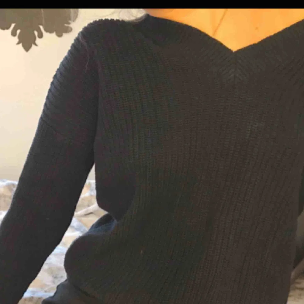 Har denna stickade tröjan med snörning i svart. På bilden har Linn Ahlborg på sig samma tröja i vitt. Använd men inga fel på den. Fraktar mot delvis kostnad!. Stickat.