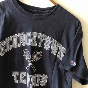  - T-shirt i snyggt urtvättat skick från Champion 