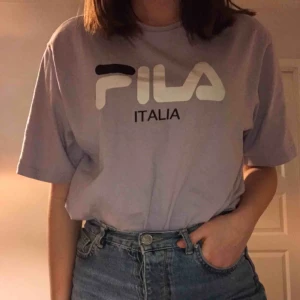  - Super snygg T-shirt från FILA i ljuslila färg. Är oversized för mig som vanligast har XS/S i storlek. Säljes pga inte min stil längre. Eventuell frakt tillkommer.
