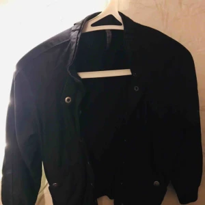  - En Bomber/tunn jacka i fint skick! Nästan aldrig använd! Säljer den eftersom den börjar bli lite liten. (Modellen är kortare vid armarna) Frakt tillkommer! Om du bor i Stockholm kan vi mötas upp!😊