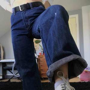 LÄGG BUD! Vintage Ace jeans från Pepe jeans London! Älskar dessa Jenssen men har tyvärr aldrig använt dom pga har många liknande. Perfekt skick förutom ett litet hål i höger ben (syns på bilden). Skriv till mig för fler bilder!! 