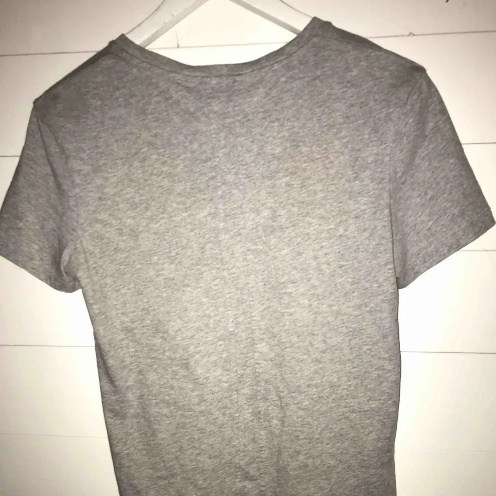 Snygg grå t-shirt från Calvin Klein . T-shirts.