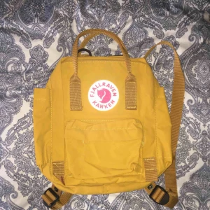  - Använd ca 5 gånger. Nyskick. Originalpris: 899 kr. Bredd: 20 cm Höjd: 29 cm För 300 kr + frakt är den din. Swish 🦊