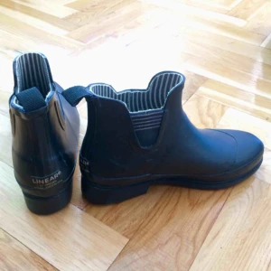  - Suupersnygga gummikängor ☔️ Använda ca 2 gånger men är tyvärr för små. Storleken är 37 men skulle tippa på att de passar 36 bättre ✌🏻Hämtas upp i Kalmar eller skickas!🌸🍓