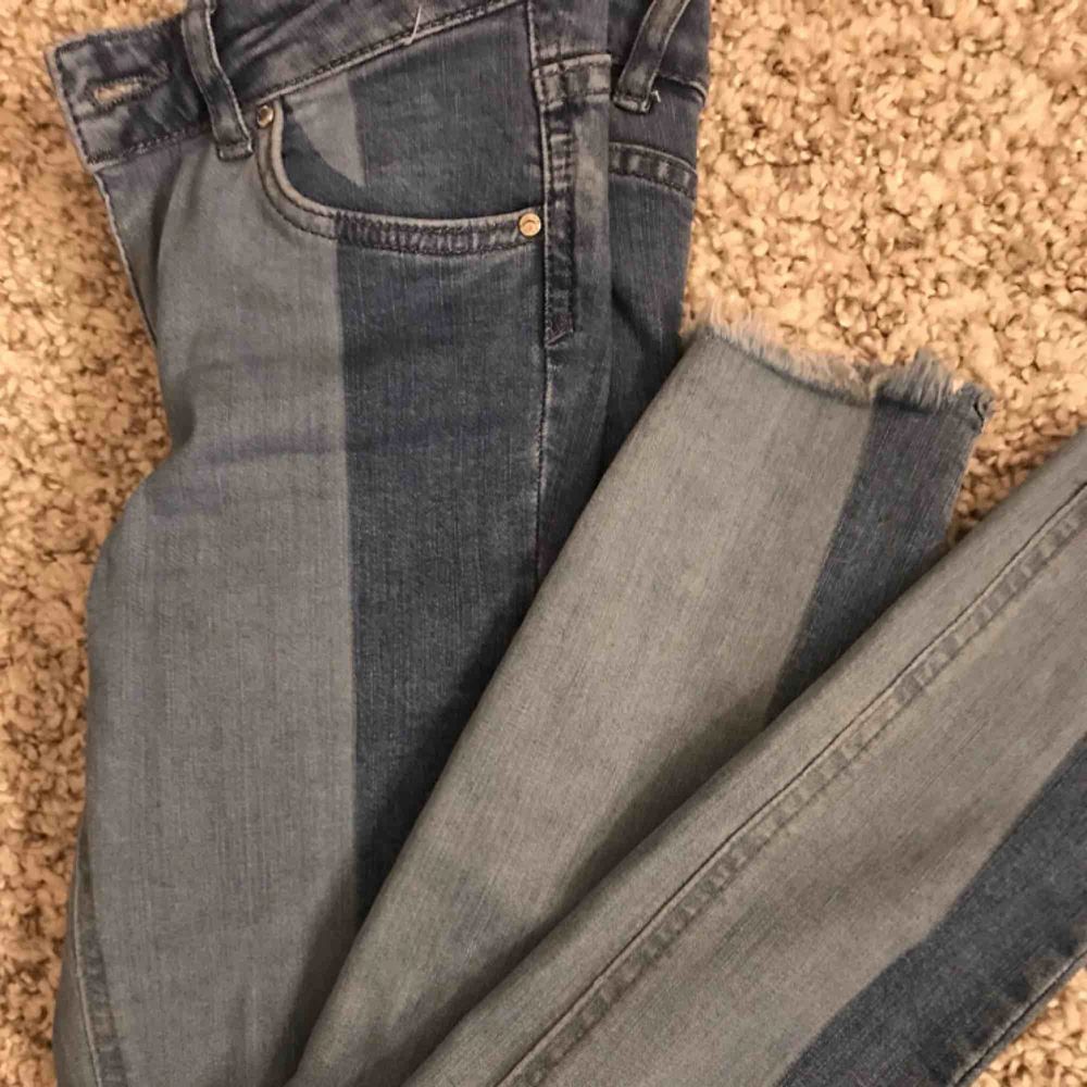 Säljer dessa nya fransiga jeans i strl 34!. Jeans & Byxor.