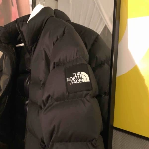  - Northface BLACK BOX jacka, säljes pga kommer aldrig till användning. Galet bra skick. Bjuder på frakt vid smidig affär 💚