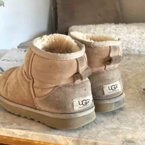  - Äkta uggs. Har nu haft dom i 4 år och har använt dom väldigt mycket. En liten slitning i bakre delen, men annars väldigt hela trots att dom är väl använda. 