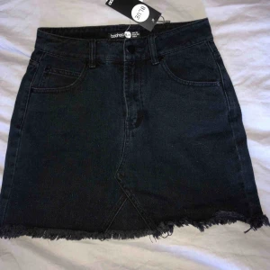  - Svin snygg kjol ifrån Bohoo bra kvalité aldrig använd då jag beställde hem den och den passade ej mig.. Det är storlek 38 men passar 36 också!  Köparen står för frakt! På bilden ser den lite grön ut på vänster sidan det är den EJ, den är helsvart!
