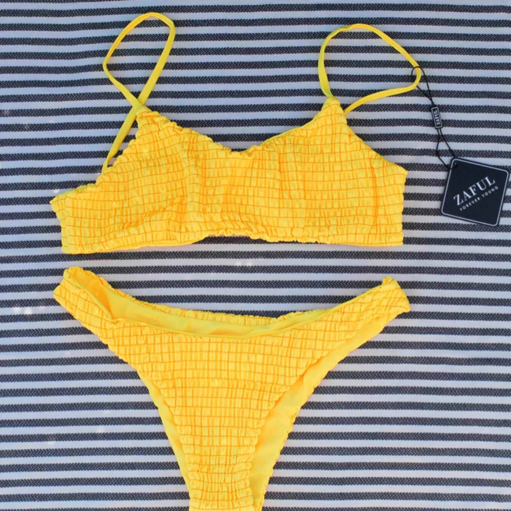 Ribbad modern bikini i gul 199 + 39kr frakt. Övrigt.