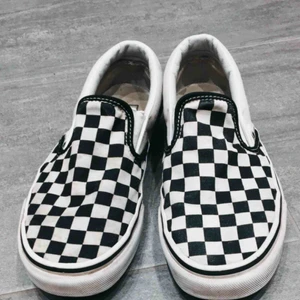  - Vans slip on har använd i en månad nu, inte slitna utom de man ser på bilden ingen retur kan endast fraktas då jag ej har tid att mötas upp pgr utav mitt jobb ansvarar ej för post slarv pris kan diskuteras