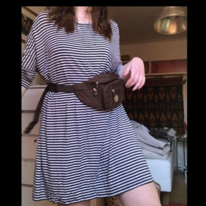  - Säljer denna randiga tshirt-klänningen från Monki! Utan väska är den rak i modellen! 