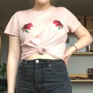  - gammelrosa t-shirt från gina inköpt för nåt år sen! i fint skick. ser bra ut att stoppa in i jeans! möts upp i uppsala, fraktar ej :)