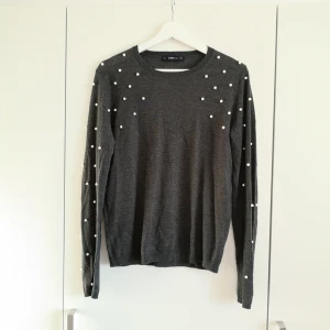  - Mörkgrå tröja med pärldetalj från Zara ✨