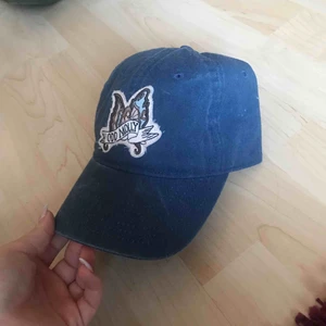  - Oanvänd odd molly keps i fin blå färg och vintage stil! Tyvärr ingen användning av denna fina keps! Passar alla och är perfekt nu till varmare dagar!   Priset är självklart diskuterbart :) 