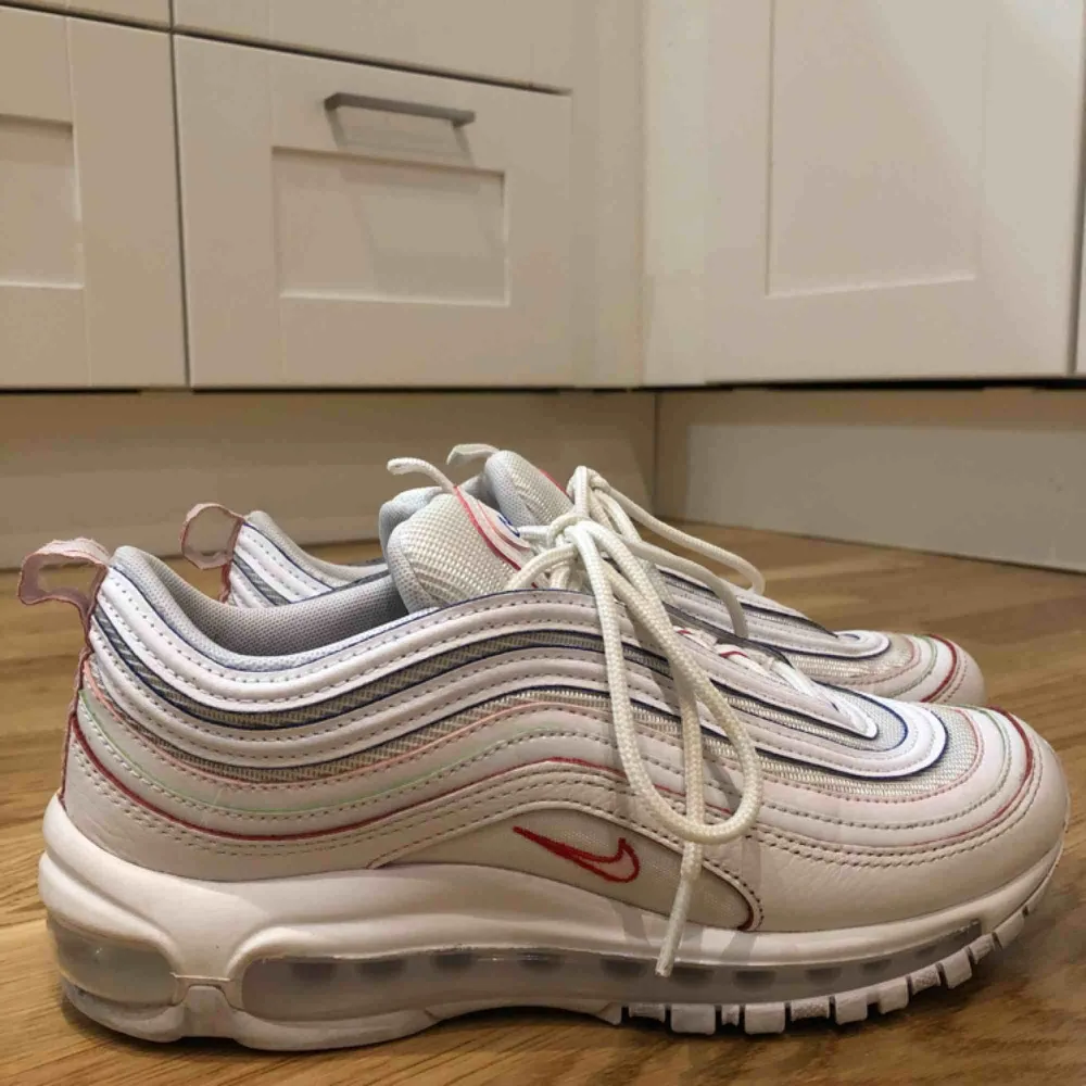 Jag säljer ett par Nike air max 97 special edition. Skorna är använda få gånger och ser fina ut. Skorna är i strl 39 och köpta för 1900kr.. Skor.