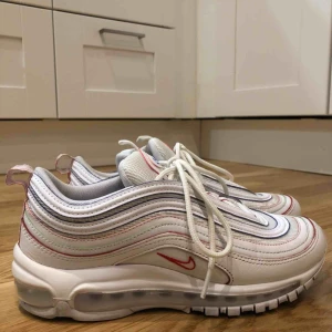  - Jag säljer ett par Nike air max 97 special edition. Skorna är använda få gånger och ser fina ut. Skorna är i strl 39 och köpta för 1900kr.
