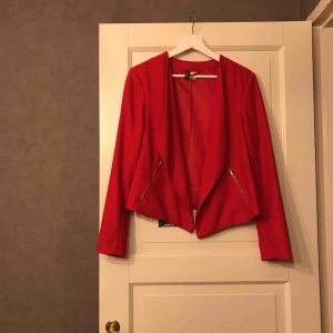  - Fin röd kavaj. Aldrig använd 