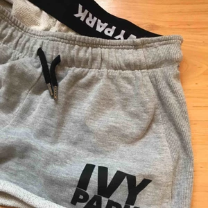  - • Mjukisshorts från Ivy Park •  Använt men bra skick.  50 kr + frakt