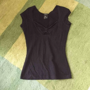  - Vacker svart topp från Kookai. Fin urringning med rosett.