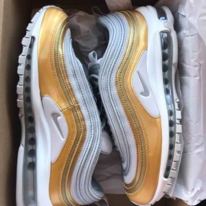  - Helt oanvända Nike 97, storlek 41 men små i storleken så mer som 40. Aldrig använt ens inomhus, men hittar inte kvittot så kan inte lämna tillbaka.