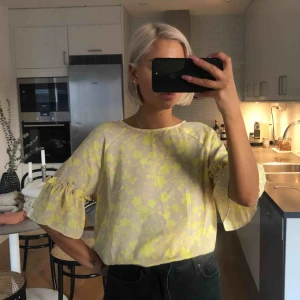  - Blus från Gina (helt ny!) i beige och vårens trendfärg neongul. 