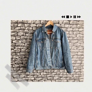  - En jeans/demin jacka från Lager157. 2 innerfickor. Jag har bara använt den under en sommar. För flera bilder, går det bra att bara fråga! Frakt förekommer. Kan mötas i Göteborg.