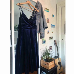  - Superfin sammetklänning perfekt till bal eller liknande! Säljs oanvänd pga annan klänning passade bättre. Frakt ingår i priset.Nypris 752kr!💕 