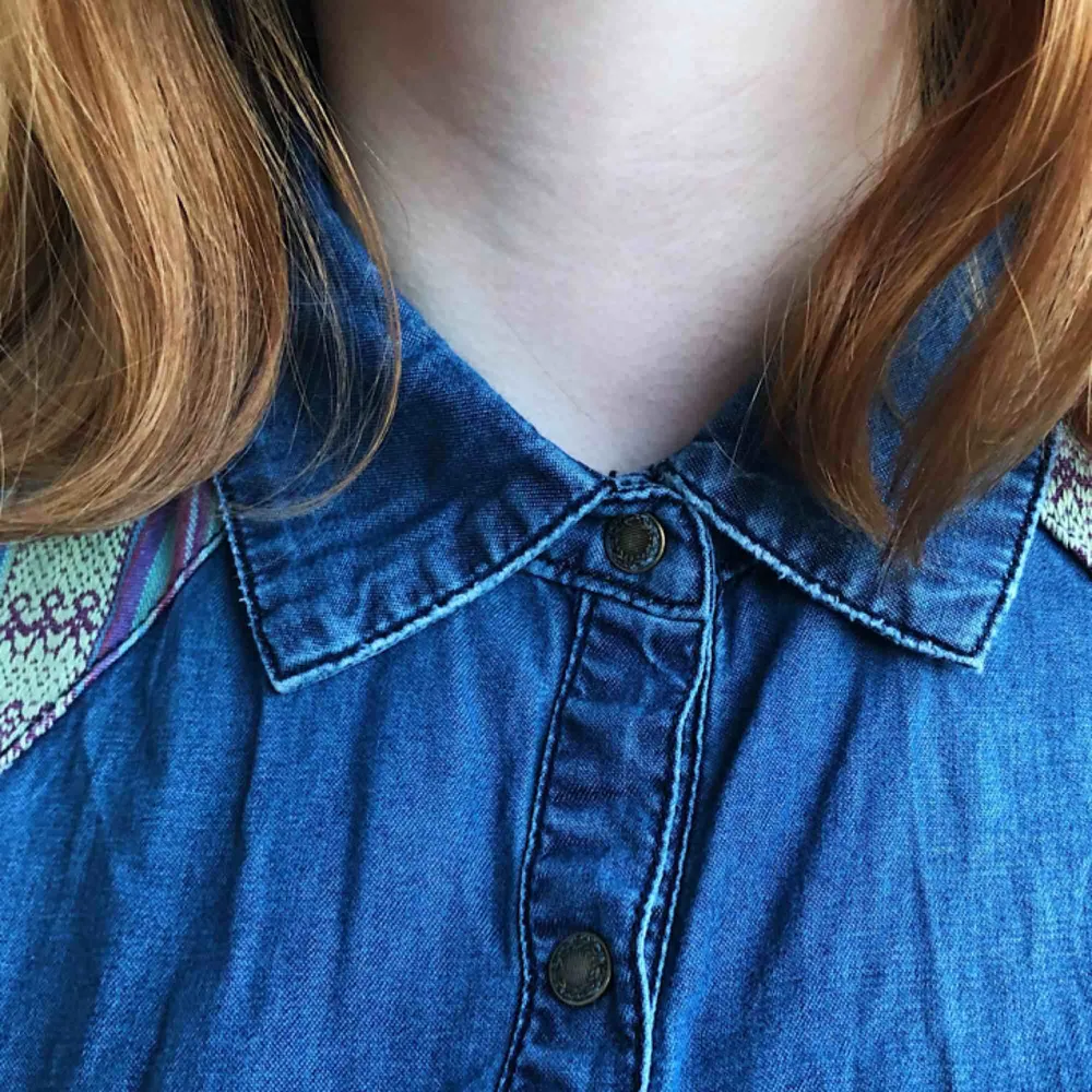 En skjorta som är halvt mönstrad från ett märke som heter Flash Jeans! Tycker den har väldigt fränt mönster, men den har inte kommit till så mycket användning. Hoppas den kan användas mer av någon annan! Kan fraktas, betalning sker via Swish ✨. Skjortor.