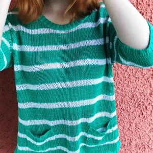  - Skön och luftig tröja till sommaren! En favorit förut som nu behöver lite mer kärlek. Kanske en strandtröja? Det står att storleken är 42/44. Kan fraktas, betalning sker via Swish ✨