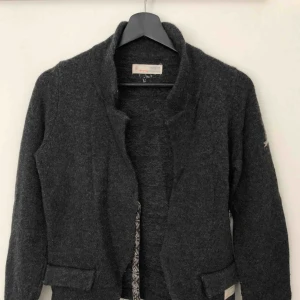  - Stickad kofta från Odd Molly, storlek 1. Väldigt fint skick. 