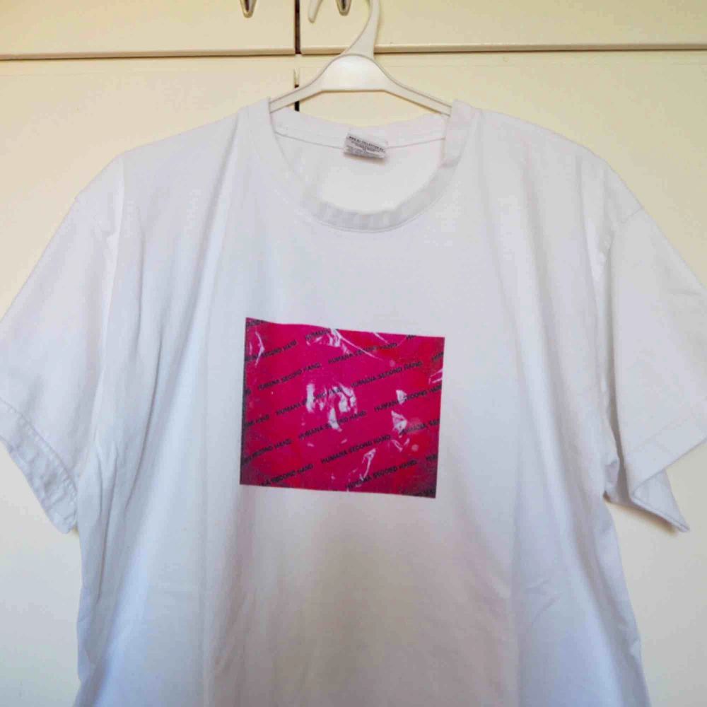 CustomMade tshirt av mig!  💞HUMANA SECOND HAND print 💞 Lite frakt tillkommer.  (Finns bara 1 sådan här tshirt).  KÖP!  . T-shirts.