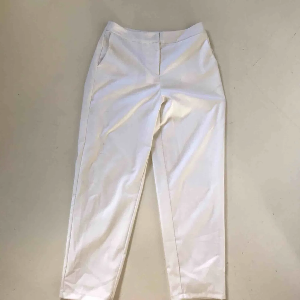Vita kostymbyxor från Y.A.S. Använda endast en gång. Köparen står för frakt🧡. Jeans & Byxor.