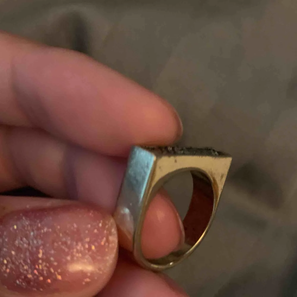 Sjukt snygg ring i storlek s. Gjord av bra metall och är i bra kvalite. . Accessoarer.